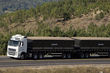 El Gobierno liberó la circulación de bitrenes y la Provincia lo cruzó por el mal estado de las rutas