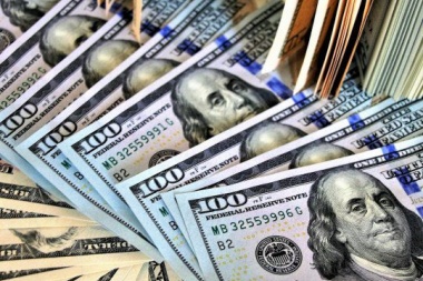 El dólar blue pegó un nuevo salto y Caputo debió salir a negar una nueva depreciación del peso