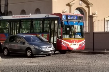 El Gobierno congeló hoy, por 120 días, el precio del boleto de trenes y colectivos del área metropolitana, una disposición que beneficiará a 15 millones de personas