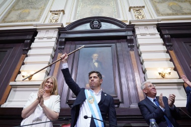Kicillof juró como gobernador y mandó un mensaje a Milei: “Lo que falta no se consigue ni con motosierra ni ajuste