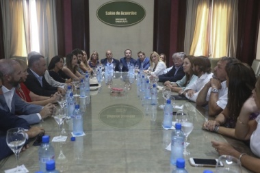 Vidal se reunió con senadores y mantuvo el misterio en torno al vice