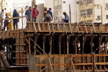 Por la crisis el gobierno adelanta el aumento del salario mínimo