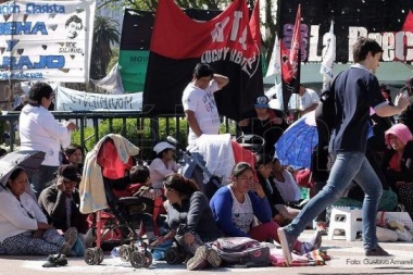 Organizaciones sociales levantan acampe pero amenazan con volver