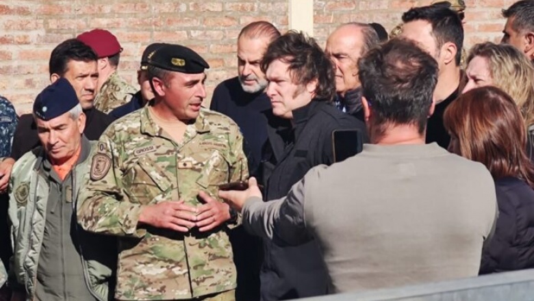 Javier Milei visitó Bahía Blanca en un viaje relámpago para recorrer las zonas afectadas por la inundación