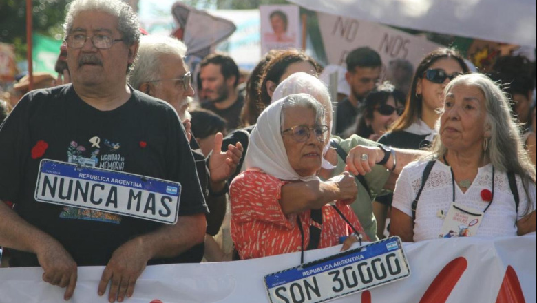 Multitudinaria movilización a Plaza de Mayo a 50 años del Golpe de Estado