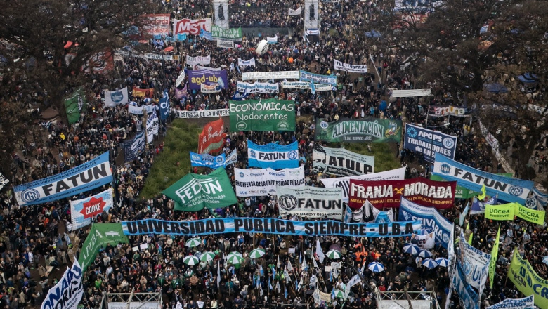 Multitudinaria marcha en favor de las Universidades Nacionales