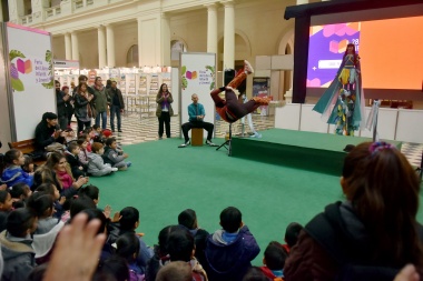 Garro participó junto a cientos de chicos de la inauguración de la 'Feria del Libro infantil y juvenil'