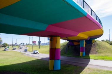Con una renovada intervención artística y colorida, el Municipio continúa con la puesta en valor de los principales puentes de la ciudad