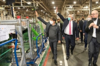 Kicillof visitó junto al Presidente la planta de Toyota en Zárate que reactivó su producción