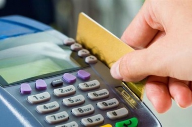 Jubilados y AUH: extienden el reintegro del 15% para compras con tarjeta de débito
