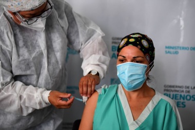 Entre hoy y el domingo se vacunarán unos 125 mil bonaerenses entre mayores de 70, docentes y médicos