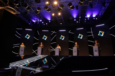 Cruces y fuertes réplicas en el primer debate público entre candidatos presidenciales