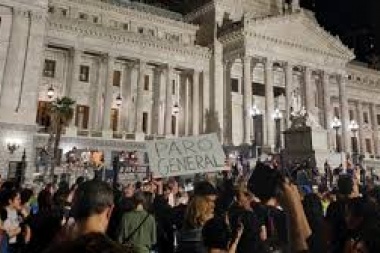 Cacerolazos y protestas en todo el país contra el DNU anunciado por Javier Milei