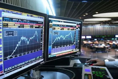 Las bolsas globales operan en rojo ante la disparada del petróleo por encima de los US$100