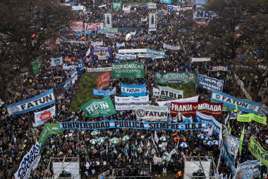 Multitudinaria marcha en favor de las Universidades Nacionales