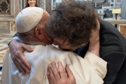 En la misa de canonización de Mama Antula, Milei saludó a Francisco y ambos se reunirán mañana