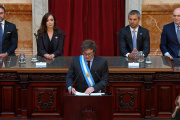 Milei en el Congreso: apoyo sin matices a Adorni y duros cruces con periodistas y opositores. "chorros" y "asesinos"