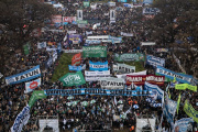 Multitudinaria marcha en favor de las Universidades Nacionales